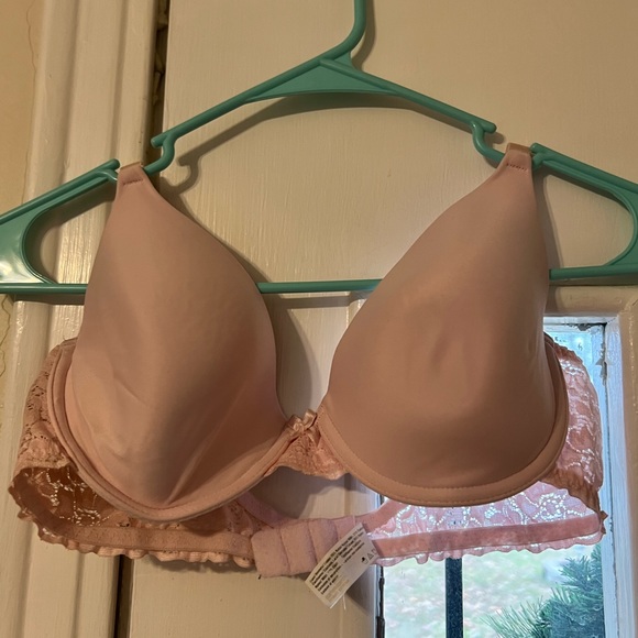 MaidenForm Baby Pink Laced Lined Bra. Size 36D, great condition. Loosely worn. - Picture 2 of 9